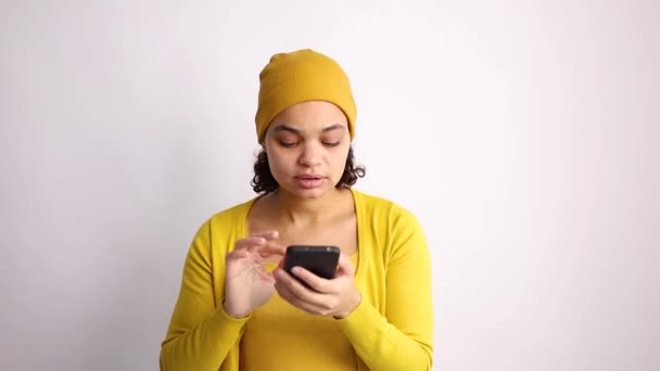 Afrikanische Teenager Mädchen Mit Mobiltelefon Auf Weißem Hintergrund — Stockvideo
