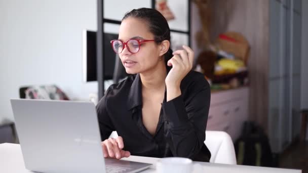 若いアフリカのビジネス女性がビデオ通話で通信しています 民族の実業家は ラップトップコンピュータを見て話す オンライン会議の距離オフィスチャット 仮想トレーニングの概念 — ストック動画