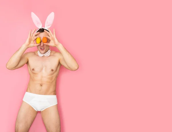 Портрет Мускулистого Человека Кроличьими Ушами Позирующего Изолированно Розовом Фоне — стоковое фото