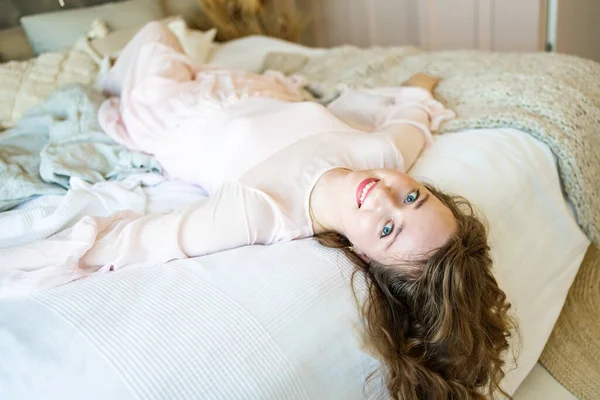 Усміхнена Молода Дівчина Розслабляється Ліжку Вранці Сучасному Затишному Будинку — стокове фото
