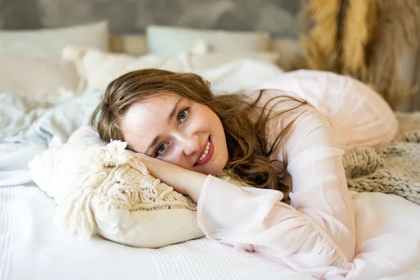 Lächelndes Junges Mädchen Entspannt Sich Morgens Bett Modernen Gemütlichen Zuhause — Stockfoto