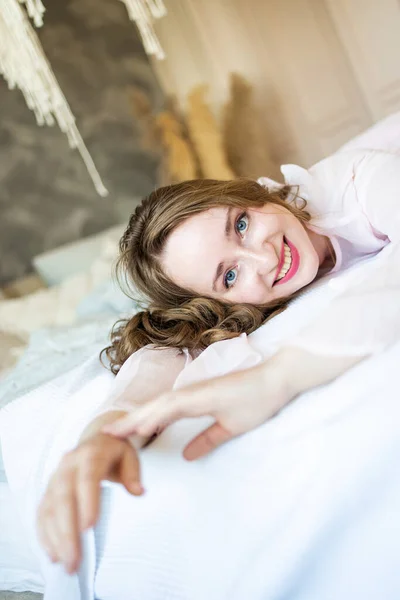 Lachend Jong Meisje Ontspannen Bed Ochtend Bij Moderne Gezellige Huis — Stockfoto