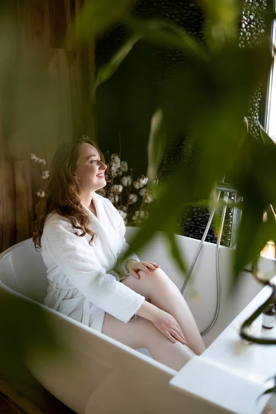 Uma Bela Jovem Mulher Roupão Banho Está Sentada Banheira Conceito — Fotografia de Stock