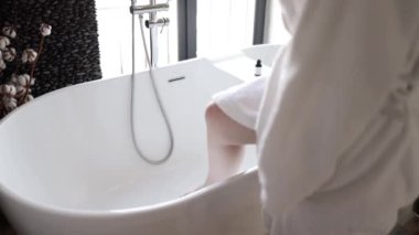 Banyoda bornoz giyen bir kız. Cilt bakımı spa prosedürlerinin reklamını yapmak.