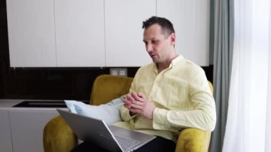 Genç mutlu erkek öğretmen, modern merkez ofisteki bilgisayar kullanarak internet video eğitiminde konuşuyor. İş adamı iş görüşmesinde, çevrimiçi takımla konuşuyor. Uzak bir çevrimiçi çalışma konsepti.