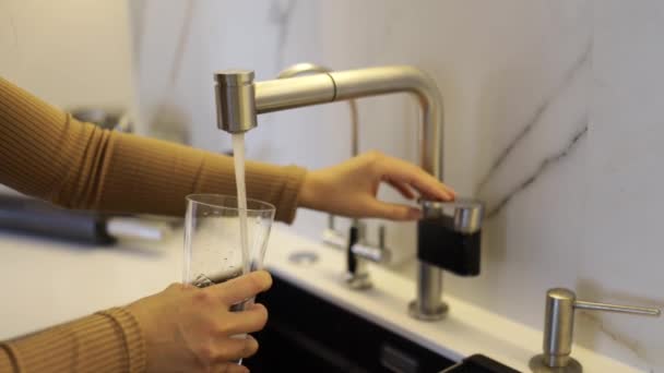 用自来水斟满杯子 清澈清澈的家庭用水 是健康的生活方式 生态和健康饮料 — 图库视频影像