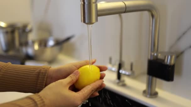 Una Mujer Lava Limón Fregadero — Vídeos de Stock