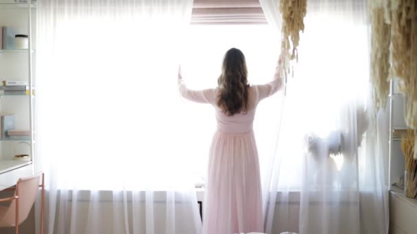 Жінка Силует Відкриває Штори Вранці Тепле Ранкове Світло Руки Тягнуть — стокове відео