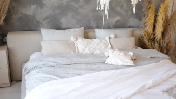 Białe Wnętrze Sypialni Suchymi Kwiatami Modny Loft Design Białe Pościel — Wideo stockowe