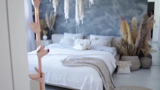 Białe Wnętrze Sypialni Suchymi Kwiatami Modny Loft Design Białe Pościel — Wideo stockowe