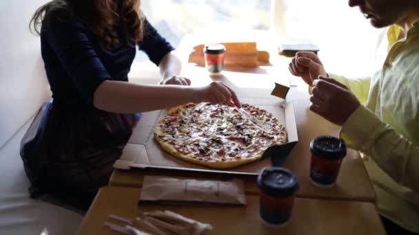 Para Pokroiła Pizzę Kolacja Kawiarni Jedzenie — Wideo stockowe