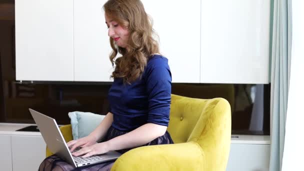 Üzletasszony Kék Ruhában Dolgozik Laptop Miközben Otthon Kanapén — Stock videók