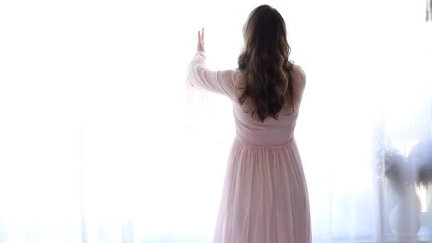 Жінка Силует Відкриває Штори Вранці Тепле Ранкове Світло Руки Тягнуть — стокове відео