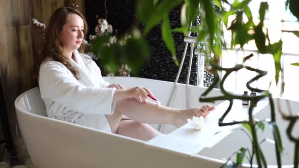 快乐的年轻女人在浴室里洗澡和刮腿 — 图库视频影像
