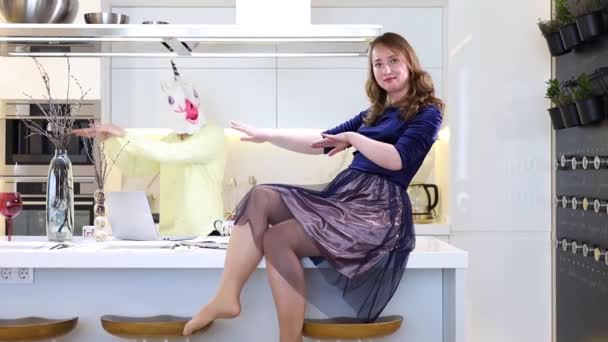 Αστείος Χορός Μονόκερου Στη Λευκή Κουζίνα Ζευγάρι Που Διασκεδάζουν Ετοιμάζοντας — Αρχείο Βίντεο