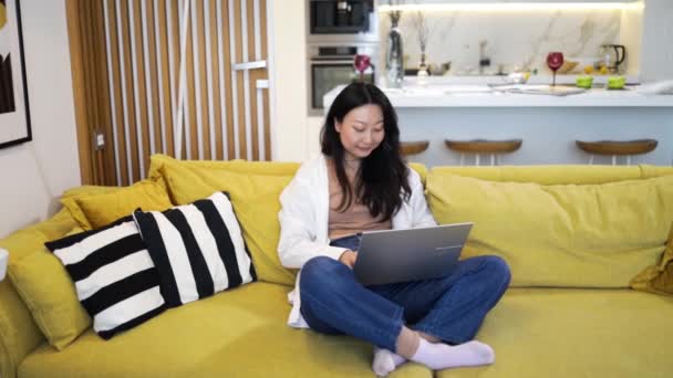 Młoda Dobrze Wyglądająca Azjatycka Dziewczyna Pisząca Pracująca Laptopie Jako Wolny — Wideo stockowe