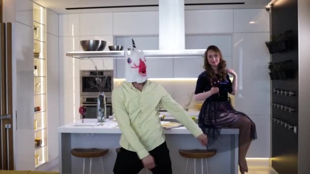 Beyaz Mutfakta Tek Boynuzlu Atın Komik Dansı Çift Sağlıklı Bir — Stok video