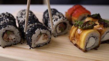 Bir Japon restoranında öğle yemeği. Çubuklar Suşi Al.