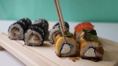 Bir Japon restoranında öğle yemeği. Çubuklar Suşi Al.