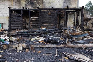 Rus bir bombacı Ukrayna, Kyiv 'deki sivil bir eve bomba attı. Ukrayna 'da savaş. Ev savaş yüzünden yıkıldı.. 