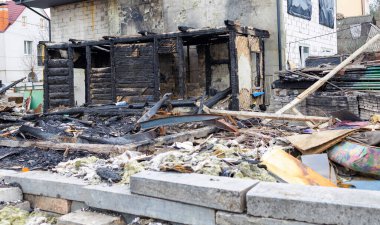 Rus bir bombacı Ukrayna, Kyiv 'deki sivil bir eve bomba attı. Ukrayna 'da savaş. Ev savaş yüzünden yıkıldı.. 