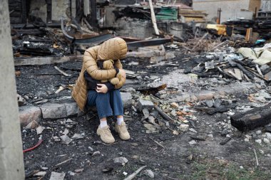 Rus bir bombacı Ukrayna, Kyiv 'deki sivil bir eve bomba attı. Ukrayna 'da savaş. Ev savaş yüzünden yıkıldı.. 