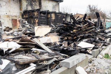 Rus bir bombacı Ukrayna, Kyiv 'deki sivil bir eve bomba attı. Ukrayna 'da savaş. Ev savaş yüzünden yıkıldı.. 