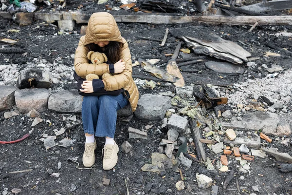 Девушка Рядом Разрушенным Войной Домом Война Украине Украинские Беженцы Ребенок — стоковое фото