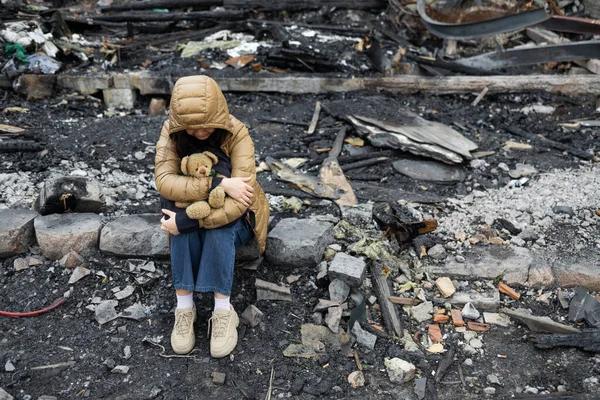 Rus bir bombacı Ukrayna, Kyiv 'deki sivil bir eve bomba attı. Ukrayna 'da savaş. Ev savaş yüzünden yıkıldı.. 