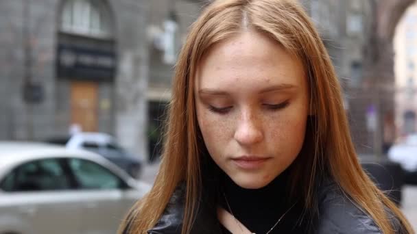 Visage Jeune Femme Ensoleillée Aux Cheveux Roux Regarder Caméra Sourire — Video