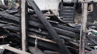 Rus bir bombacı Ukrayna, Kyiv 'deki sivil bir eve bomba attı. Yangından sonra yanan ahşap koridor.. 