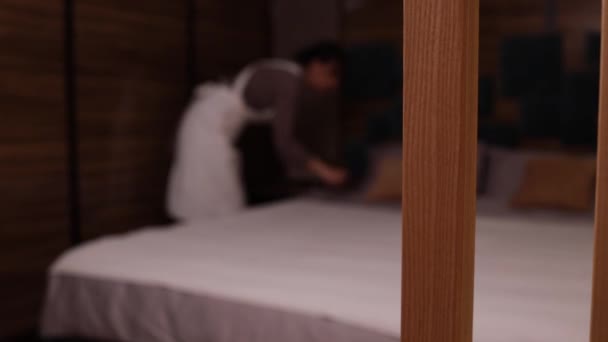 Ευτυχισμένη Ασιατική Γυναίκα Καμαριέρα Κάνοντας Κρεβάτι Στο Δωμάτιο Του Ξενοδοχείου — Αρχείο Βίντεο