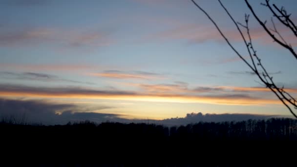 随着夕阳西下 田野一片开阔的风景 傍晚时分 蓝天上乌云密布 — 图库视频影像