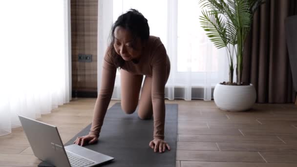 自宅でスポーツをしている若いアジアの女性 部屋でスポーツウェアの女性フィットネストレーニング — ストック動画