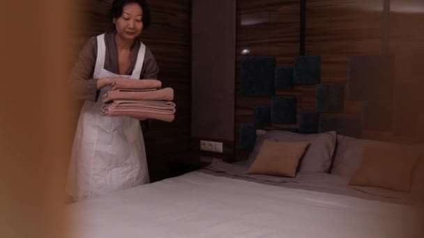 Happy Asian Pokojówka Dokonywanie Łóżko Pokoju Hotelowym — Wideo stockowe