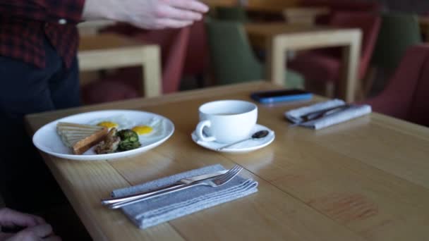 Kelner Kładący Śniadanie Smażonymi Jajkami Kawą Stół Zwolniony Ruch Restauracja — Wideo stockowe