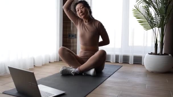 Молодая Азиатка Занимающаяся Медитацией Упражнения Растяжения Спортивная Йога — стоковое видео