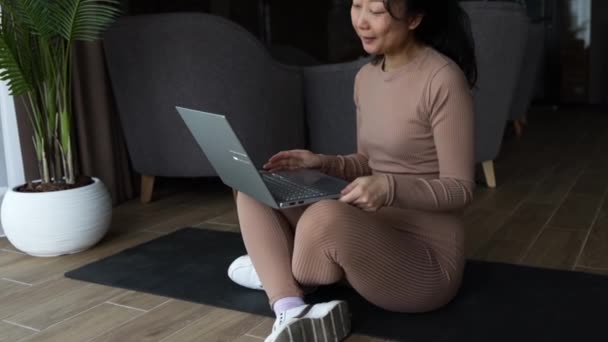 Yoga Laptop Kvinne Som Gjør Virtuell Trening Snakker Videosamtale Eller – stockvideo