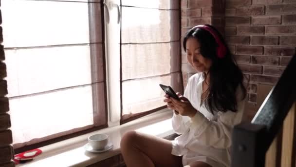 Roztomilé Asijské Dívka Své Rané Dvacátých Letech Poslech Její Oblíbené — Stock video