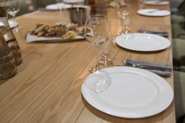 Masa servisi restoranı. Pırıl pırıl cam tezgahlar düğün için hazırlanıyor. Düğün dekoru, iç mekan. Şenlikli. Ziyafet masası..