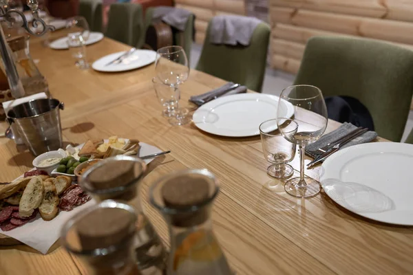 Restaurant Serveert Glazen Wijn Waterglazen Borden Kruidenset Vorken Messen Textielservetten — Stockfoto