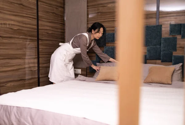 Gelukkig Aziatische Vrouw Kamermeisje Maken Bed Hotel Kamer — Stockfoto