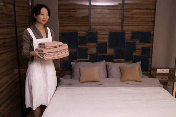 Mooi Aziatisch Kamermeisje Met Stapel Schone Handdoeken Hotelkamer — Stockfoto
