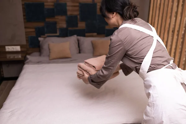 Aziatische Vrouwelijke Meid Zet Verse Handdoeken Bed Hotel Kamer — Stockfoto