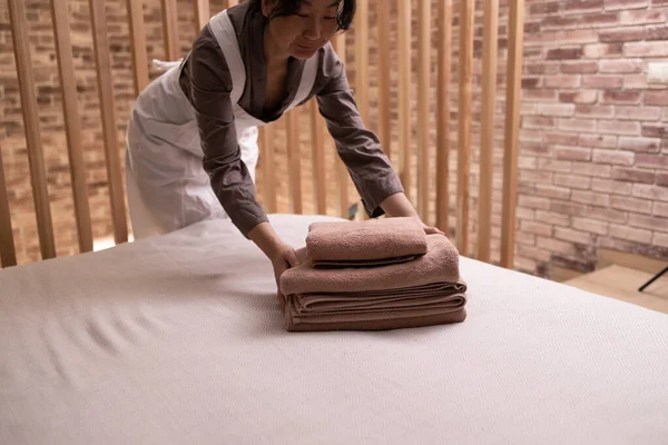 Mooi Aziatisch Kamermeisje Met Stapel Schone Handdoeken Hotelkamer — Stockfoto