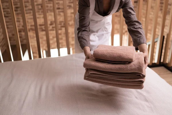 Aziatische Vrouwelijke Meid Zet Verse Handdoeken Bed Hotel Kamer — Stockfoto