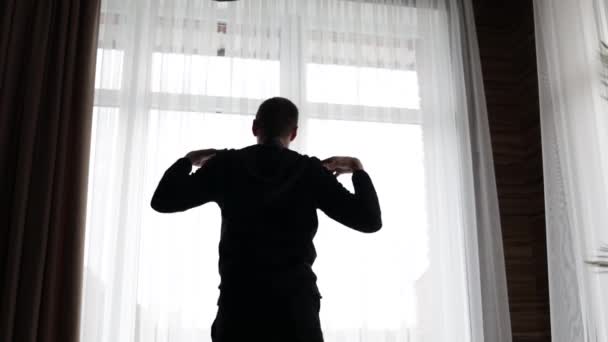 Рано Вранці Силует Людини Займається Фізичними Вправами Розтягує Тіло Вікном — стокове відео