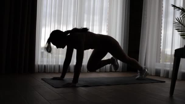 Athletische Asiatische Frau Hockt Beim Workout Wohnzimmer Frauenturnen Glutes Trainiert — Stockvideo