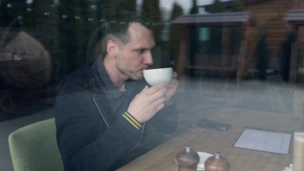 Mężczyzna Średnim Wieku Koszuli Pijący Kawę Rozmawiający Kimś Kawiarni Widok — Wideo stockowe