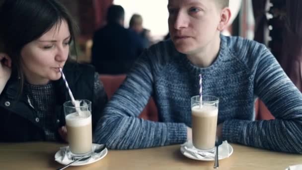 Onnellinen Pariskunta Juttelemassa Pitämässä Hauskaa Kahvilassa Elämäntapa Konsepti Nuorten Kanssa — kuvapankkivideo